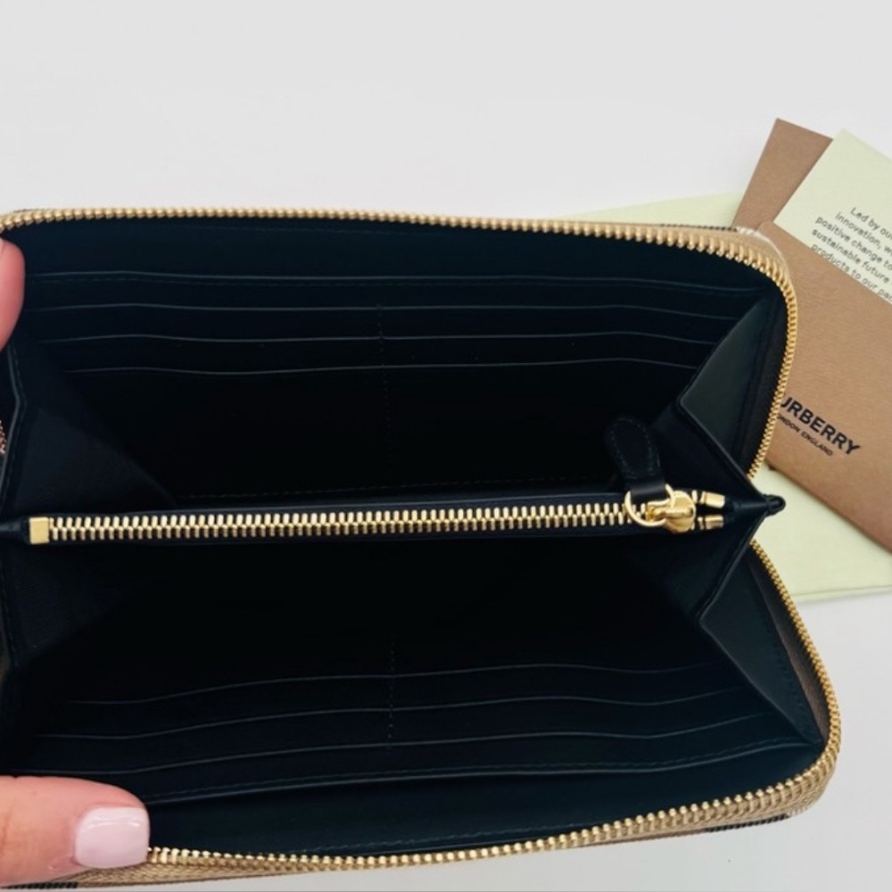 Burberry NWT Wallet Tan and Blue Women's Long all incl
N O callouts - Picture 2 of 4
